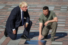 Ukrajinský prezident Volodymyr Zelenskyj a britský premiér Boris Johnson odhalili pamätnú tabuľu s Johnsonovým menom na Uličke statočnosti v Kyjeve. FOTO: Reuters