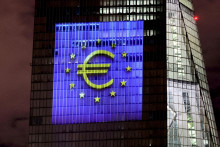 Symfónia svetla pozostávajúca z pruhov, čiar a kruhov v modrej a žltej farbe, vo farbách Európskej únie, osvetľuje fasádu sídla ECB vo Frankfurte. FOTO: Reuters