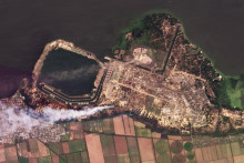 Satelitná snímka ukazuje na dym stúpajúci v dôsledku požiarov v obliehanej jadrovej elektrárni Záporožie. FOTO: TASR/AP