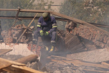 Ukrajinský hasič odpočíva v továrni zničenej ruským úderom v meste Slovjansk. FOTO: Reuters