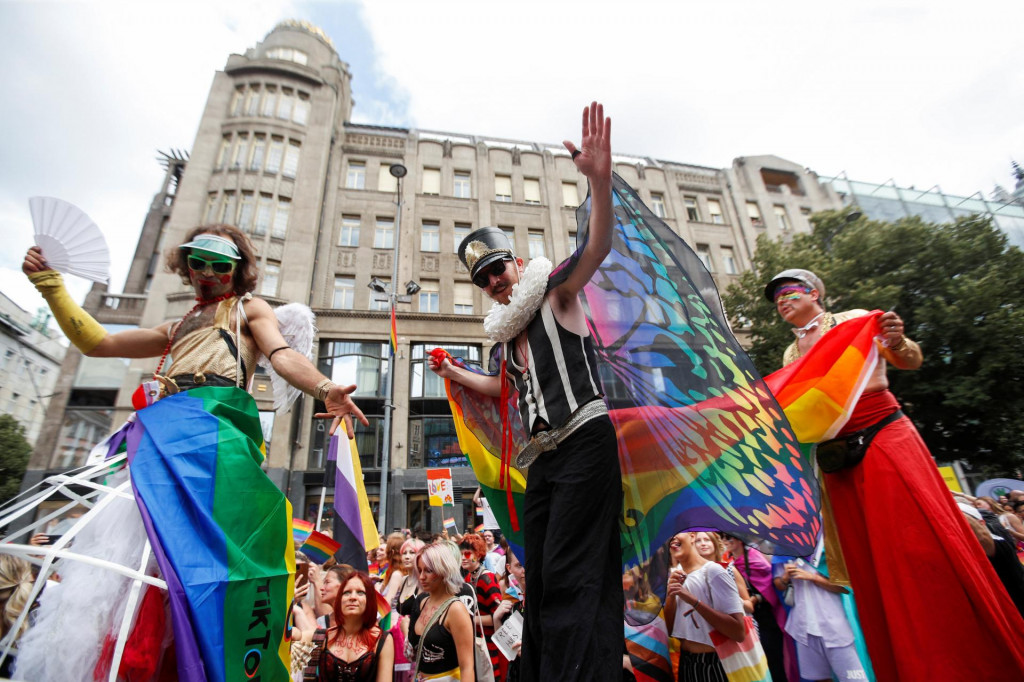 Účastníci sa zúčastňujú Prague Pride Parade, kde tisíce ľudí pochodujú centrom mesta na podporu práv homosexuálov v Prahe. FOTO: Reuters