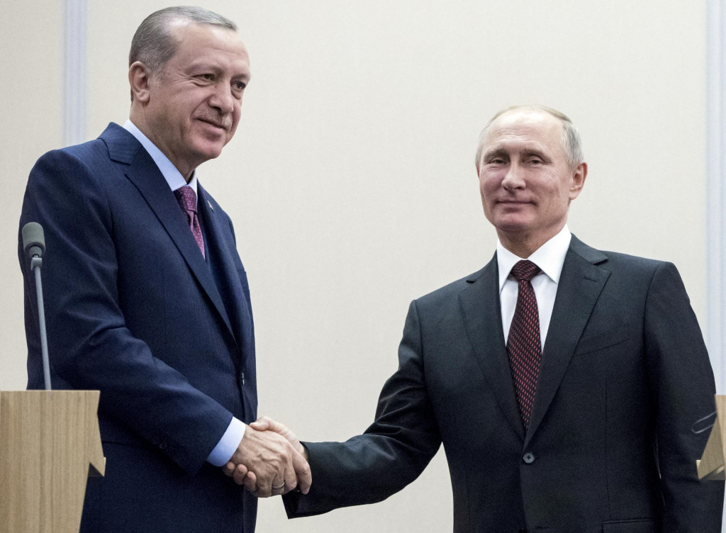 Ruský prezident Vladimir Putin si podáva ruku s tureckým prezidentom Tayyipom Erdoganom počas stretnutia v ruskom Soči. FOTO: Reuters