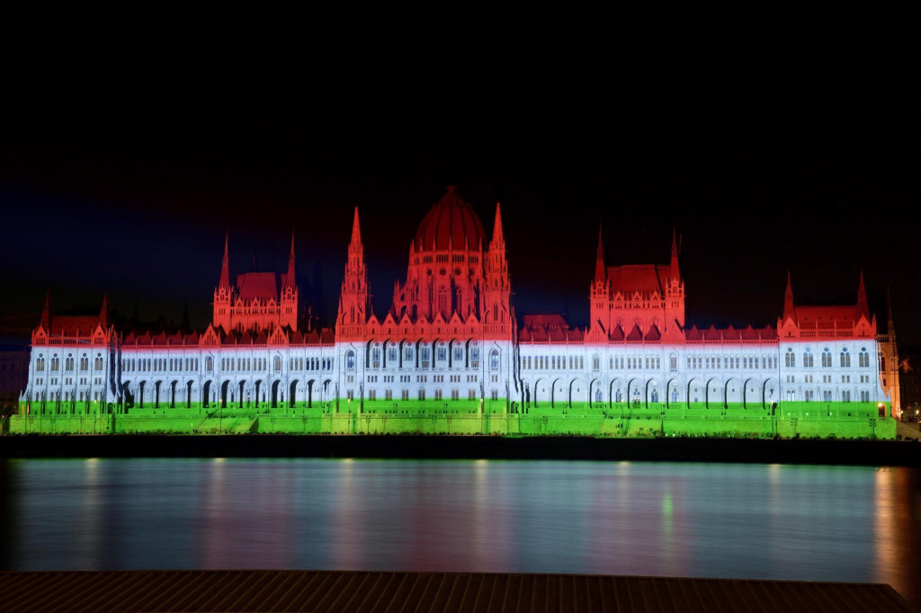 Budova parlamentu svieti v národných farbách v Budapešti pri príležitosti štátneho sviatku Dňa sv. Štefana. FOTO: TASR/AP


