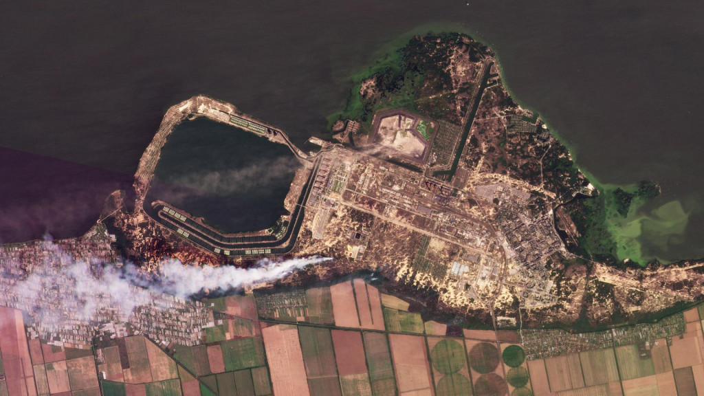 Satelitná snímka ukazuje na dym stúpajúci v dôsledku požiarov v obliehanej jadrovej elektrárni Záporožie. FOTO: TASR/AP