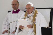 WA 32 L‘Aquila - Pápež František číta kázeň na nedeľnej omši počas pastoračnej návštevy mesta L´Aquila. FOTO: TASR/AP

