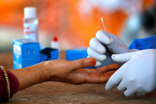 Zdravotník odoberá vzorku krvi na test na protilátky proti COVID-u.