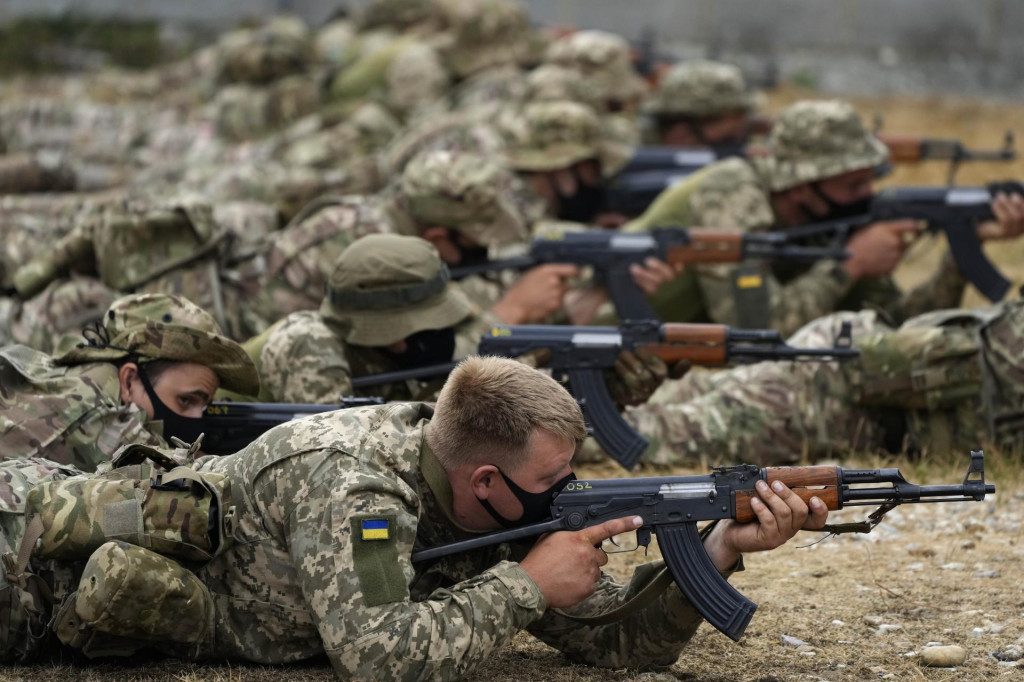 Ukrajinskí dobrovoľníci počas vojenského výcviku. FOTO: TASR/AP

