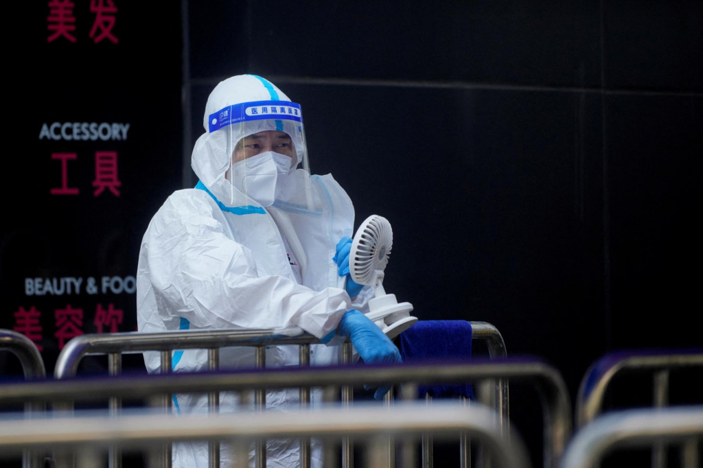 Zdravotnícky pracovník v ochrannom obleku. FOTO: Reuters