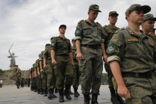 Ruskí vojaci pochodujú počas akcie na podporu vojakov zapojených do vojenskej operácie na Ukrajine. FOTO: TASR/AP