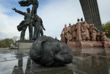 Ilustračná fotografia sovietskeho pamätníku počas jeho demolácie v centre Kyjeva. FOTO: REUTERS