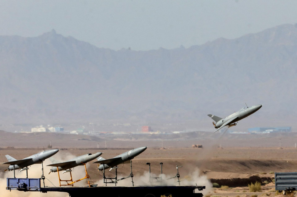 Dron je vypustený počas vojenského cvičenia na neznámom mieste v Iráne. FOTO: Reuters/Wana News Agency
