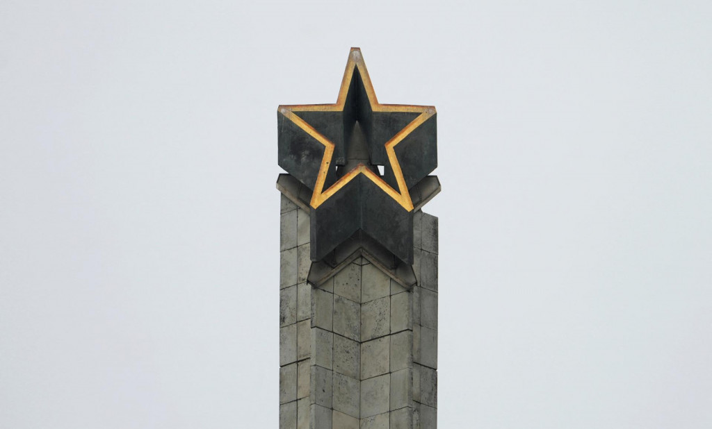 Pohľad na hviezdu na vrchole 80 metrov vysokého obelisku počas demontáže sovietskeho pamätníka v lotyšskej Rige. FOTO: REUTERS