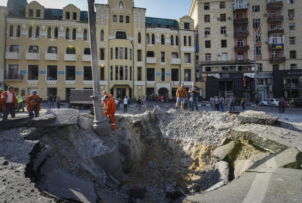 Kr&aacute;ter po nočnom &uacute;toku ruskej arm&aacute;dy v centre mesta Charkov. FOTO: TASR/AP