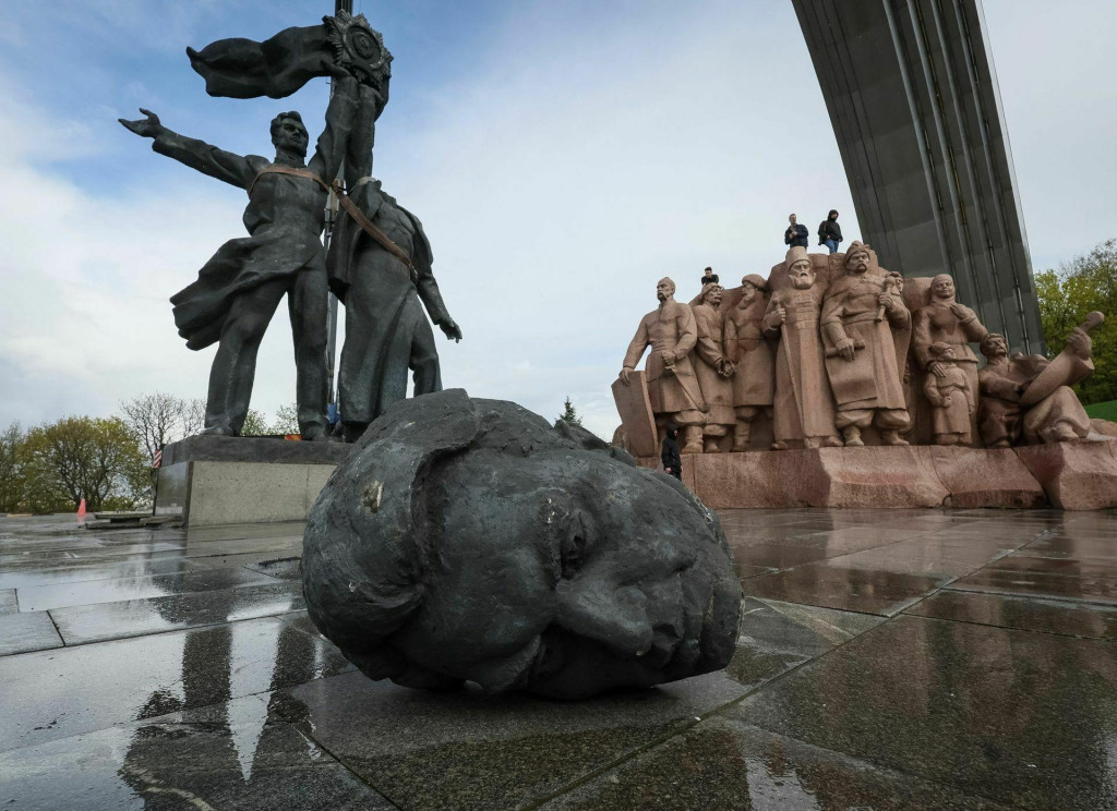 Ilustračná fotografia sovietskeho pamätníku počas jeho demolácie v centre Kyjeva. FOTO: REUTERS