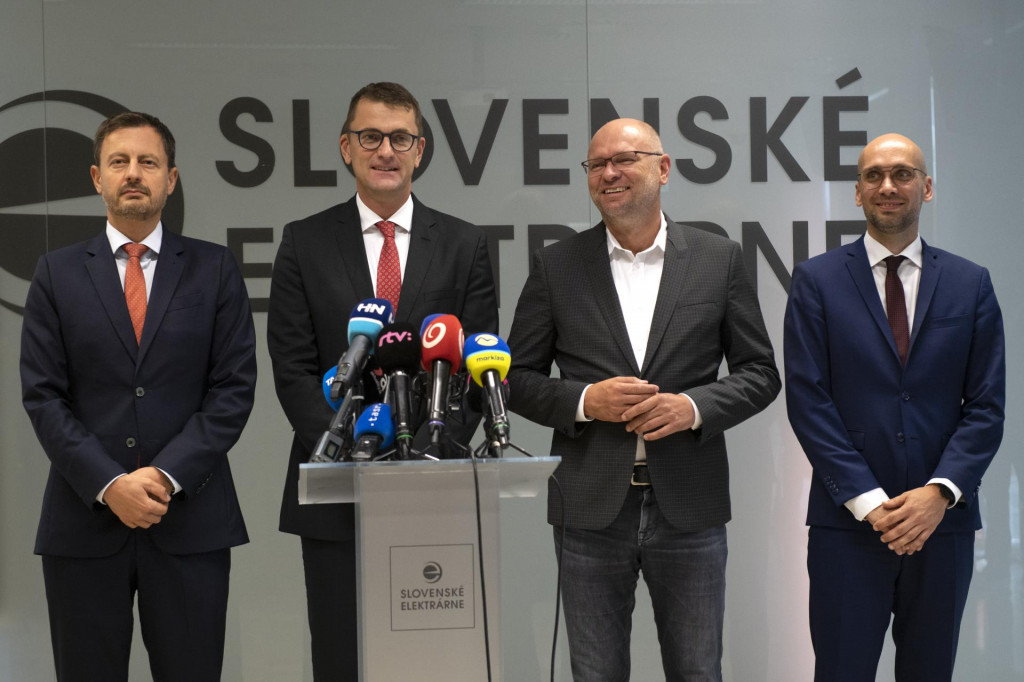 Na sn&iacute;mke zľava predseda vl&aacute;dy Eduard Heger, gener&aacute;lny riaditeľ Slovensk&yacute;ch elektr&aacute;rn&iacute; Branislav Str&yacute;ček, minister hospod&aacute;rstva Richard Sul&iacute;k a &scaron;t&aacute;tny tajomn&iacute;k ministerstva hospod&aacute;rstva Karol Galek.

FOTO: TASR/P. Neubauer

