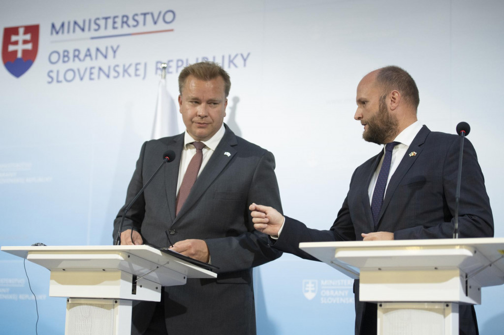 Zľava fínsky minister obrany Antti Kaikkonen a slovenský minister obrany Jaroslav Naď. FOTO: TASR/Pavel Neubauer