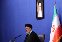 Iránsky prezident Ebrahim Raisi sa zúčastňuje tlačovej konferencie v Teheráne. FOTO: Reuters
