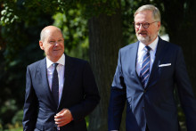 Český premiér Petr Fiala a nemecký kancelár Olaf Scholz sa vítajú počas stretnutia v Prahe. FOTO: TASR/AP