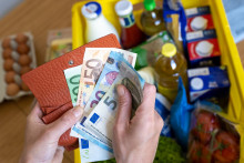 Eurové bankovky a nákup. FOTO: TASR/AP

