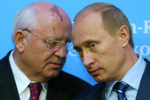 Archívna fotografia Vladimira Putina a Michaila Gorbačova. FOTO: REUTERS