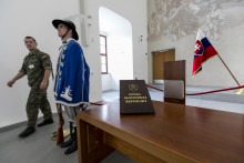 Vystavený originál Ústavy SR v Rytierskej sieni Bratislavského hradu. FOTO: TASR/Dano Veselský