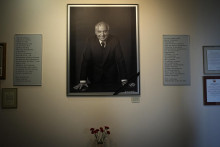 Portrét bývalého prezidenta ZSSR Michaila Gorbačova visí v kancelárii jeho nadácie, deň po jeho smrti. FOTO: REUTERS