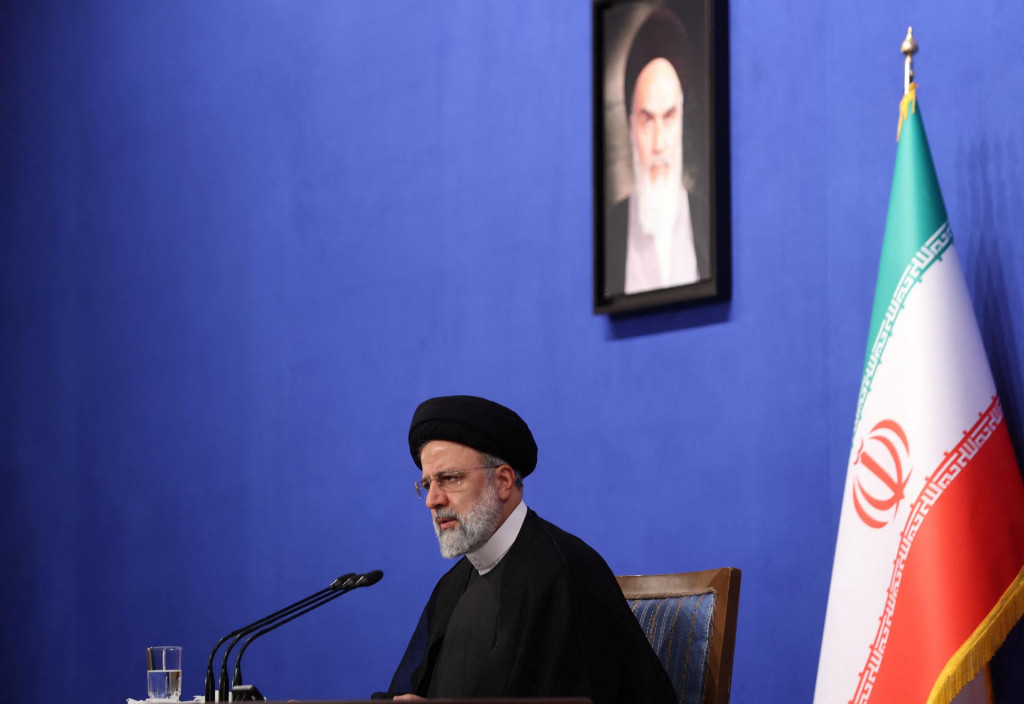 Iránsky prezident Ebrahim Raisi sa zúčastňuje tlačovej konferencie v Teheráne. FOTO: Reuters