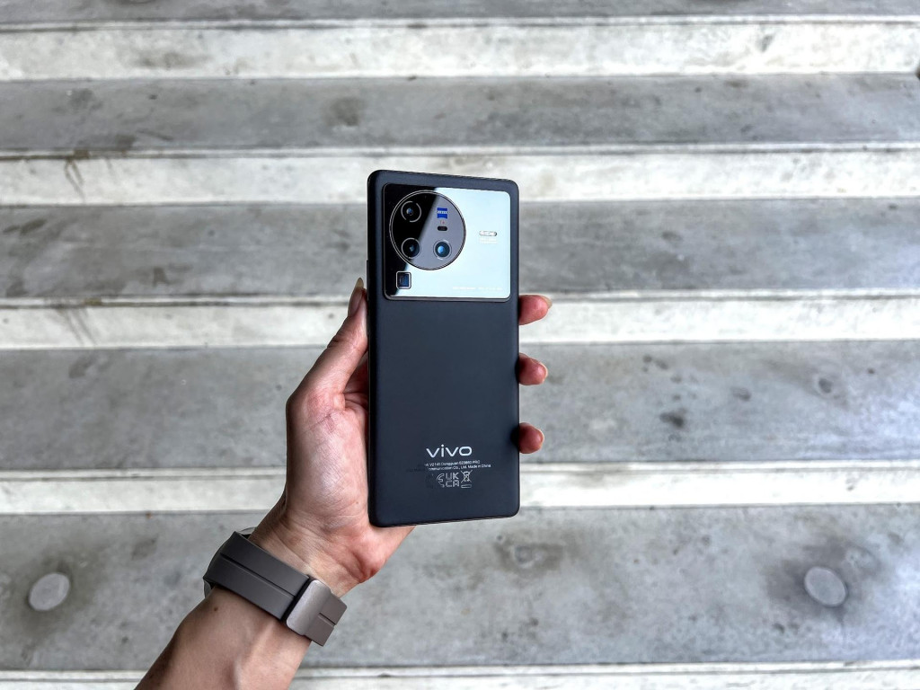 vivo X80 Pro m&aacute; na zadnej strane v&yacute;razn&uacute; s&uacute;stavu fotoapar&aacute;tov. Tie dok&aacute;žu robiť v&yacute;born&eacute; fotky. SN&Iacute;MKA: Alžbeta Harry Gavendov&aacute;/HN