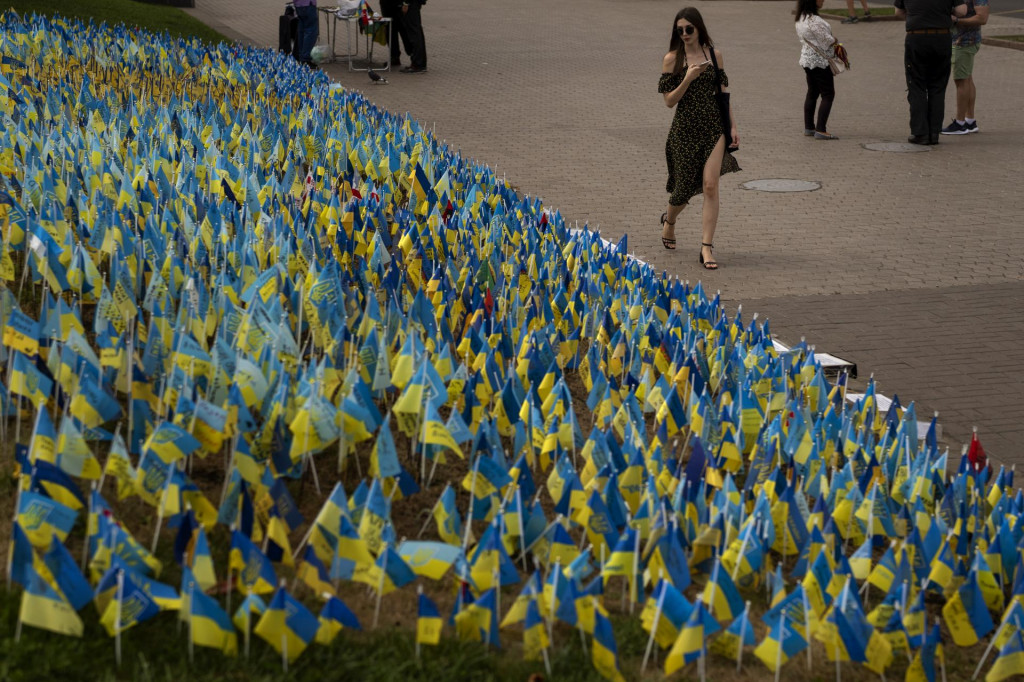 Ukrajinské vlajky sú umiestnené na kyjevskom námestí Nezávislosti na počesť vojakov, ktorí padli v boji proti ruskej armáde. FOTO: TASR/AP
