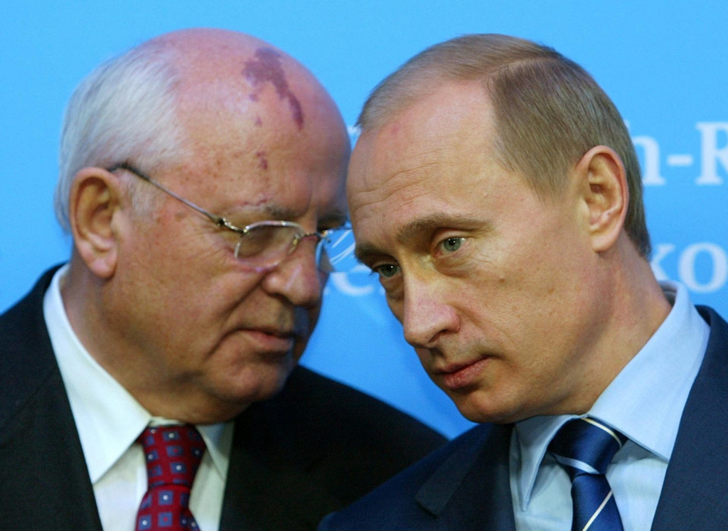 Archívna fotografia Vladimira Putina a Michaila Gorbačova. FOTO: REUTERS