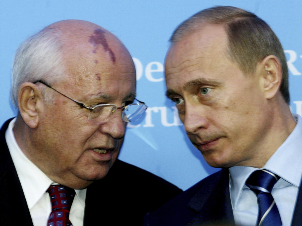 Ruský prezident Vladimir Putin (vpravo) a bývalý prezident ZSSR Michail Gorbačov. FOTO: TASR/AP