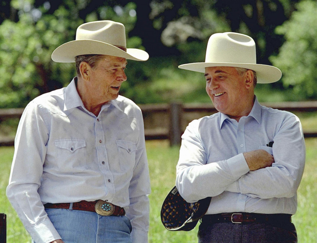 Americký prezident Ronald Reagan (vľavo) v čase studenej vojny nazýval Sovietsky zväz ríšou zla. Spolu s Michailom Gorbačovom nakoniec prispeli ku koncu studenej vojny. FOTO: TASR/AP