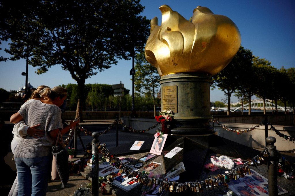 Ľudia pri pamätníku Liberty Flame nad tunelom mosta Alma, kde 31. augusta 1997 zomrela princezná z Walesu. FOTO: REUTERS
