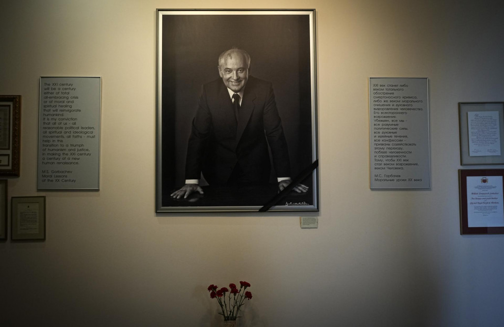 Portrét bývalého prezidenta ZSSR Michaila Gorbačova visí v kancelárii jeho nadácie, deň po jeho smrti. FOTO: REUTERS