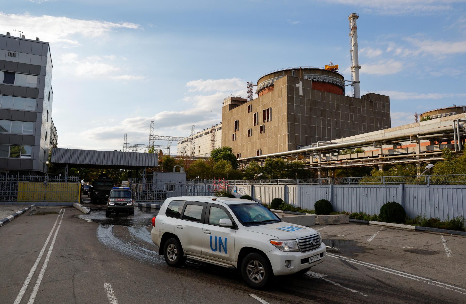 Dozorná agentúra OSN ostáva v Záporožskej jadrovej elektrárni, uviedol jej šéf. Časť objekt však opustila