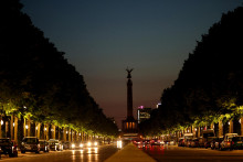 Ulica 17. júna v Berlíne, kde vidno len slabo osvetlený stĺp víťazstva so zámerom šetriť energiu. FOTO: REUTERS