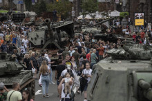 Ukrajinci si prezerajú zničené ruské vojenské vozidlá vystavené v Kyjeve. FOTO: TASR/AP