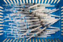 Dávky vakcíny proti covidu-19 od firmy Pfizer-BioNTech. FOTO: REUTERS