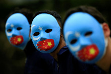 Aktivisti sa zúčastňujú protestu proti zaobchádzaniu Číny s etnickými Ujgurmi. FOTO: REUTERS