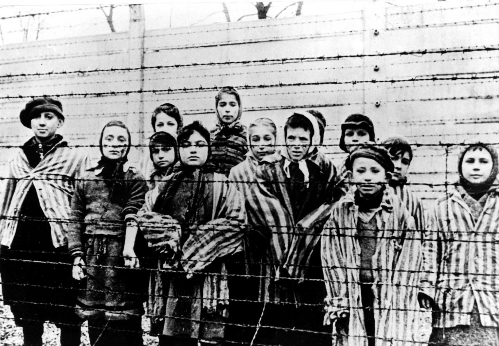 Na snímke z januára 1945 skupina detí vrátane Marthy Weissovej stoja za ostnatým drôtom v nacistickom koncentračnom tábore v Osvienčime.