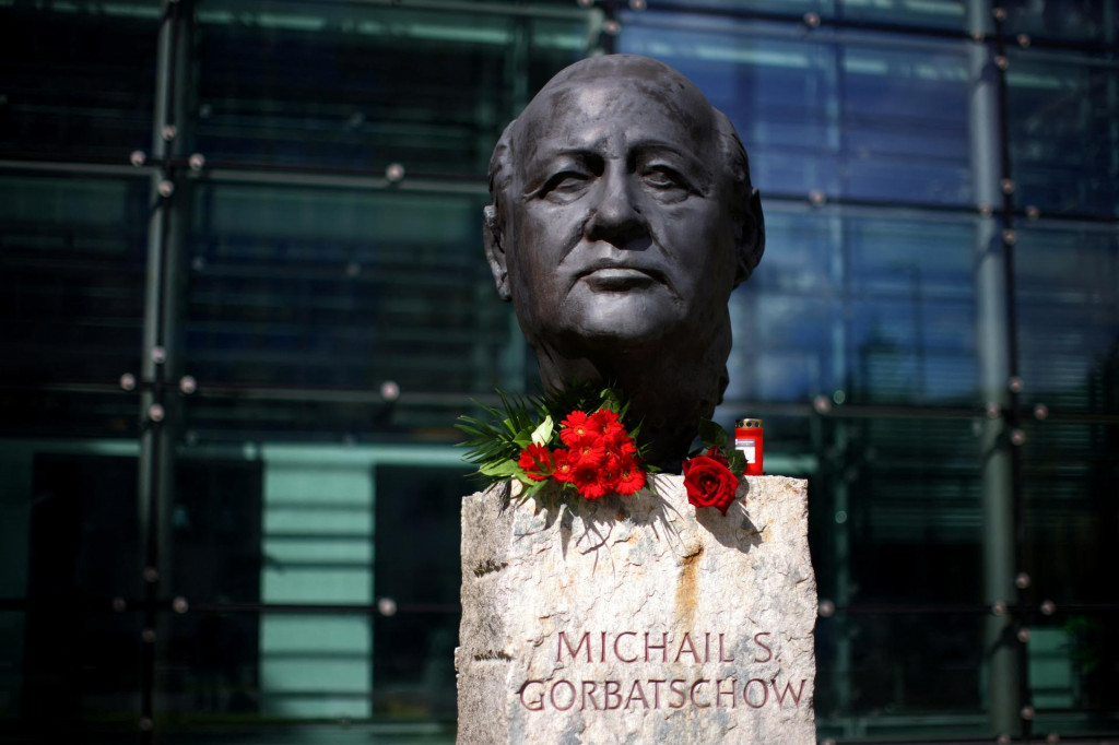 Ruže na pamätníku Michaila Gorbačova. FOTO: REUTERS
