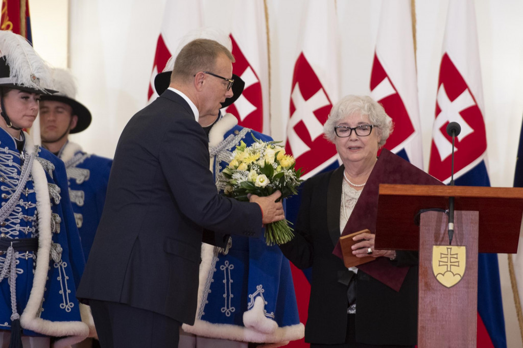 Boris Koll&aacute;r a herečka Božidara Turzonovov&aacute; pri preberan&iacute; ocenenia počas udeľovania &Scaron;t&aacute;tnych cien J. M. Hurbana. FOTO: TASR/Pavel Neubauer