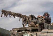 Ukrajinský vojak vo veži tanku. FOTO: Reuters