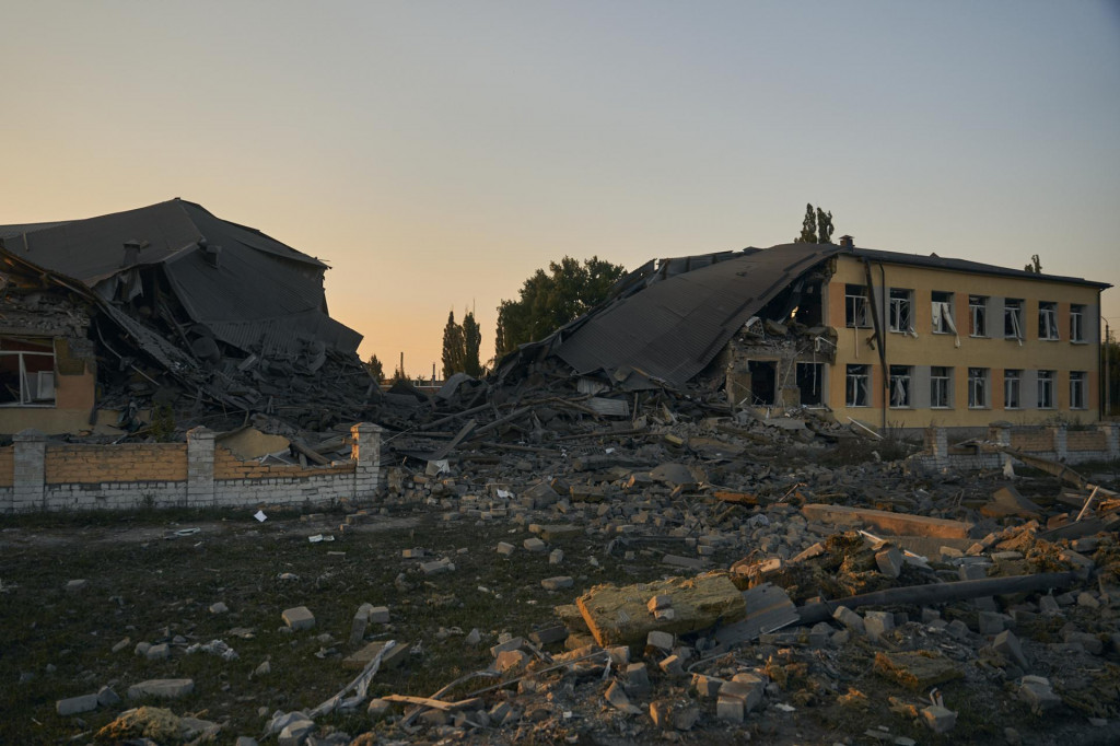 Ruiny školy po ruskom ostreľovaní v meste Družkivka v Doneckej oblasti na východe Ukrajiny. FOTO: TASR/AP