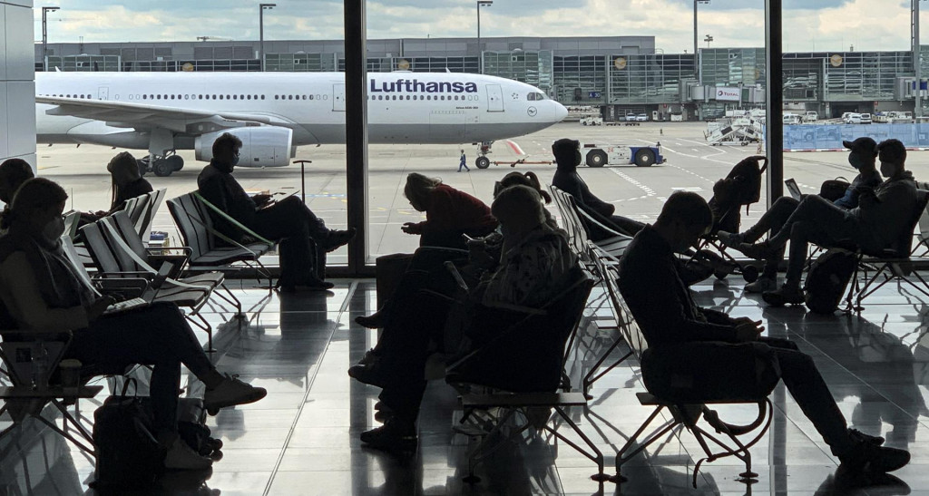 Pasažieri čakajú na svoj let nemeckou leteckou spoločnosťou Lufthansa. FOTO: TASR/AP