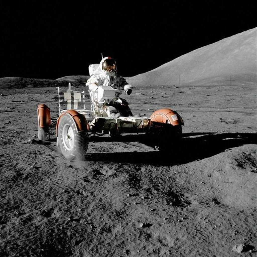 Pri misii Apollo 17 v roku 1972 najazdili astronauti po povrchu Mesiaca takmer 36 kilometrov.