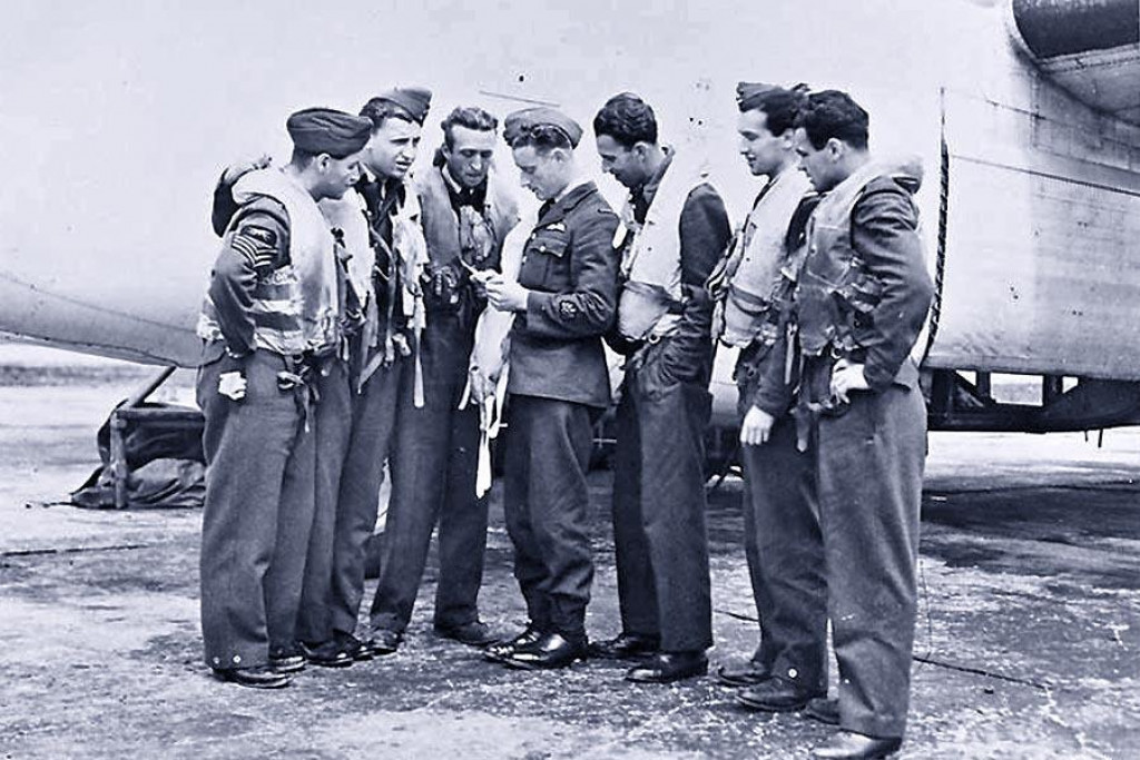 Príslušníci 311. československej bombardovacej perute RAF pred jednou zo svojich bojových misií v roku 1943.