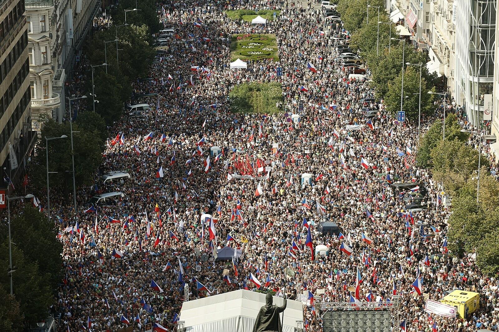 Des agences mondiales et plusieurs médias étrangers rendent compte de la manifestation anti-gouvernementale à Prague