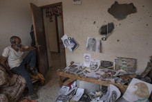Otec 22-ročnej Palestínčanky Duniany al-Amourovej sedí medzi jej kresbami v jej zničenej spálni po izraelskom leteckom útoku. FOTO: TASR/AP