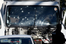 Čelné sklo ťažkého nákladného auta deň po tom, čo vo vysokej rýchlosti narazilo do davu pri oslave Dňa dobytia Bastily v Nice. FOTO: Reuters